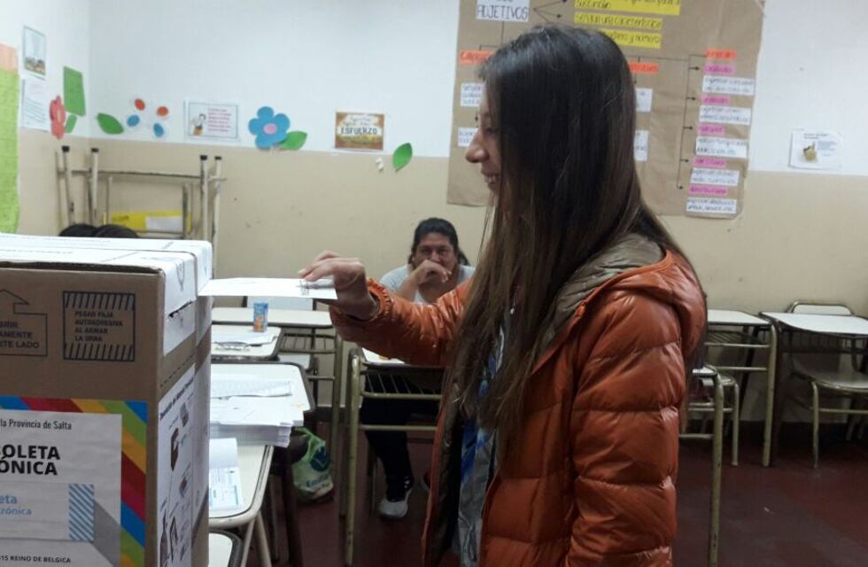 Concejal electa de Salta manejó borracha y sentada sobre un hombre: el video