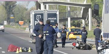 Una mujer murió al caer una moto en Acc. Sur y Rawson