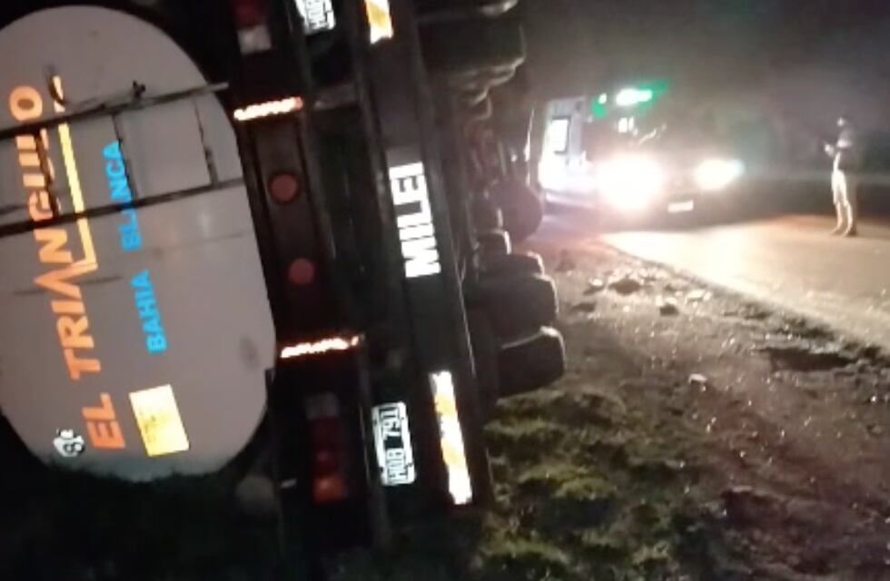 Ruta 3: un camionero volcó en la curva del cementerio de Las Flores