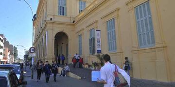 En el Hospital de Clínicas no lo atendieron por no tener Pami. (Raimundo Viñuelas).