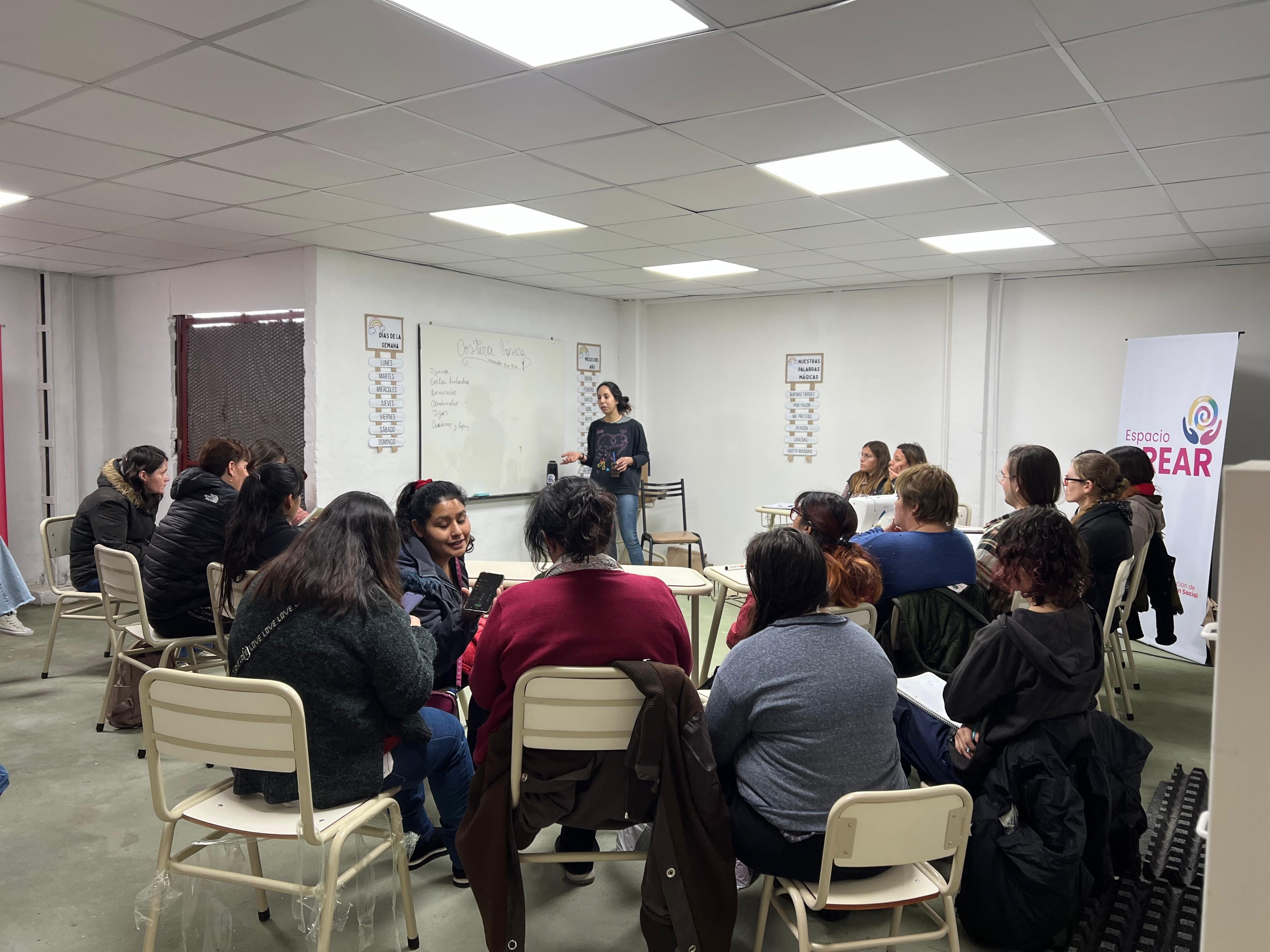Comenzó el Taller de iniciación en Costura y Tapiceria en el Espacio Crear