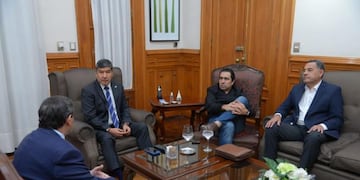 Con ministros y legisladores, el vicegobernador, Miguel Acevedo, articuló medidas tras el fallecimiento del Sumo Pontífice y revisó temas de salud.