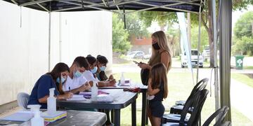 En Funes se instaló un camión sanitario para ampliar la capacidad de la campaña de vacunación contra el COVID-19.