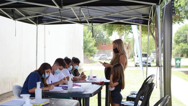 En Funes se instaló un camión sanitario para ampliar la capacidad de la campaña de vacunación contra el COVID-19.