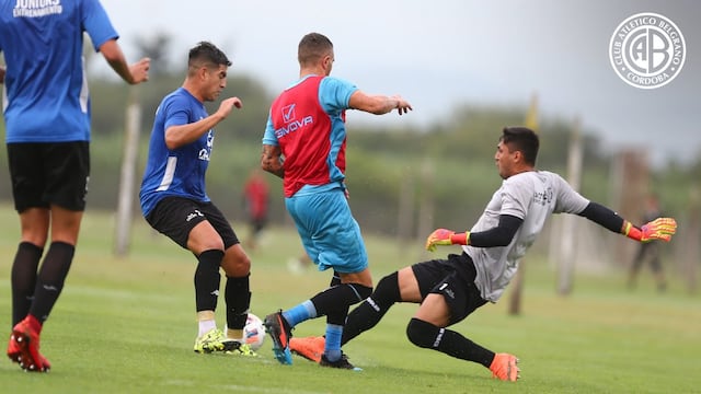 El delantero celeste encara a Dino Oliva, el arquero del Albo