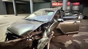 Tres menores de edad chocaron en Córdoba y terminaron dentro de un club.