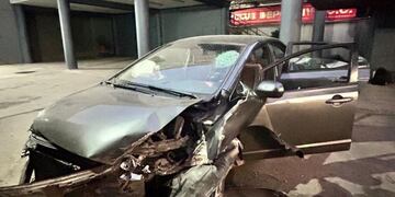 Tres menores de edad chocaron en Córdoba y terminaron dentro de un club.