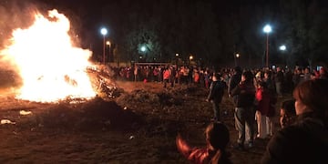 Este sábado realizan la tradicional fogata de San Pedro y San Pablo