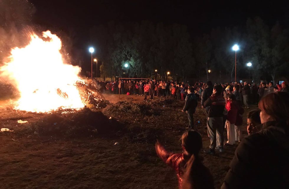 Este sábado realizan la tradicional fogata de San Pedro y San Pablo