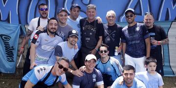 Luis Fabián Artime, presidente de Belgrano, rodeado de socios en un concurso en el predio.
