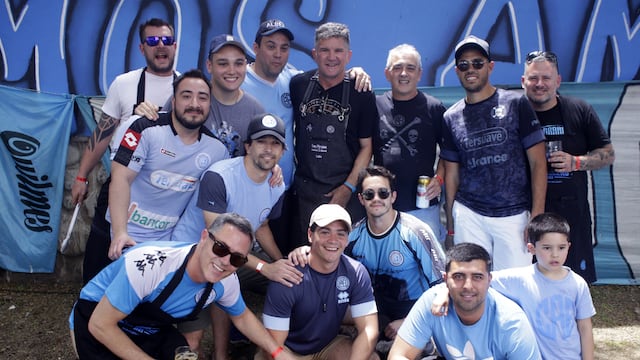 Luis Fabián Artime, presidente de Belgrano, rodeado de socios en un concurso en el predio.