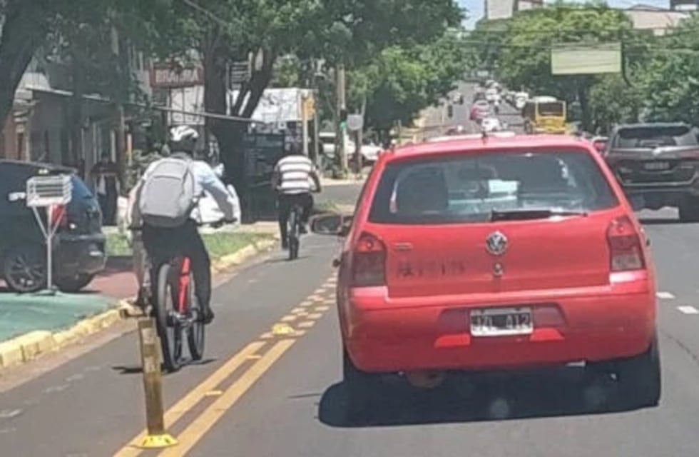 Captan al presidente de la Cámara de Representantes de Misiones yendo a trabajar en bicicleta