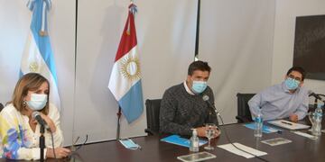 El ministro de Gobierno, Facundo Torres, y el de Salud, Diego Cardozo, en el anuncio de las nuevas aperturas.