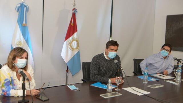 El ministro de Gobierno, Facundo Torres, y el de Salud, Diego Cardozo, en el anuncio de las nuevas aperturas.