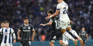 Cabezazo de Ramón Sosa por sobre Tesuri, para el 1-0 de Talleres frente a Atlético Tucumán (Ramiro Pereyra / La Voz).