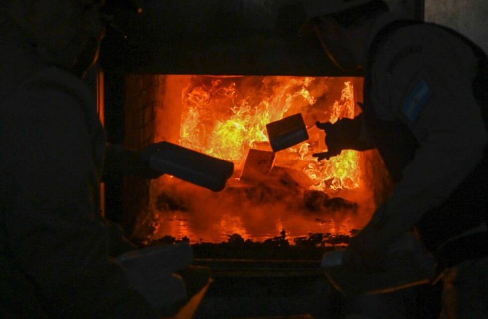 Bahía Blanca: destruyeron la cocaína que encontraron flotando en la ría