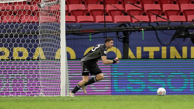 Martínez arranca el festejo tras la clasificación. (Foto: AP)