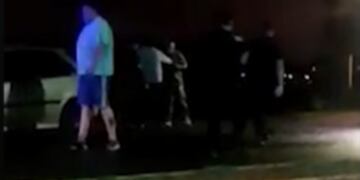 Automovilistas y efectivos policiales protagonizaron una pelea en el Acceso Oeste.