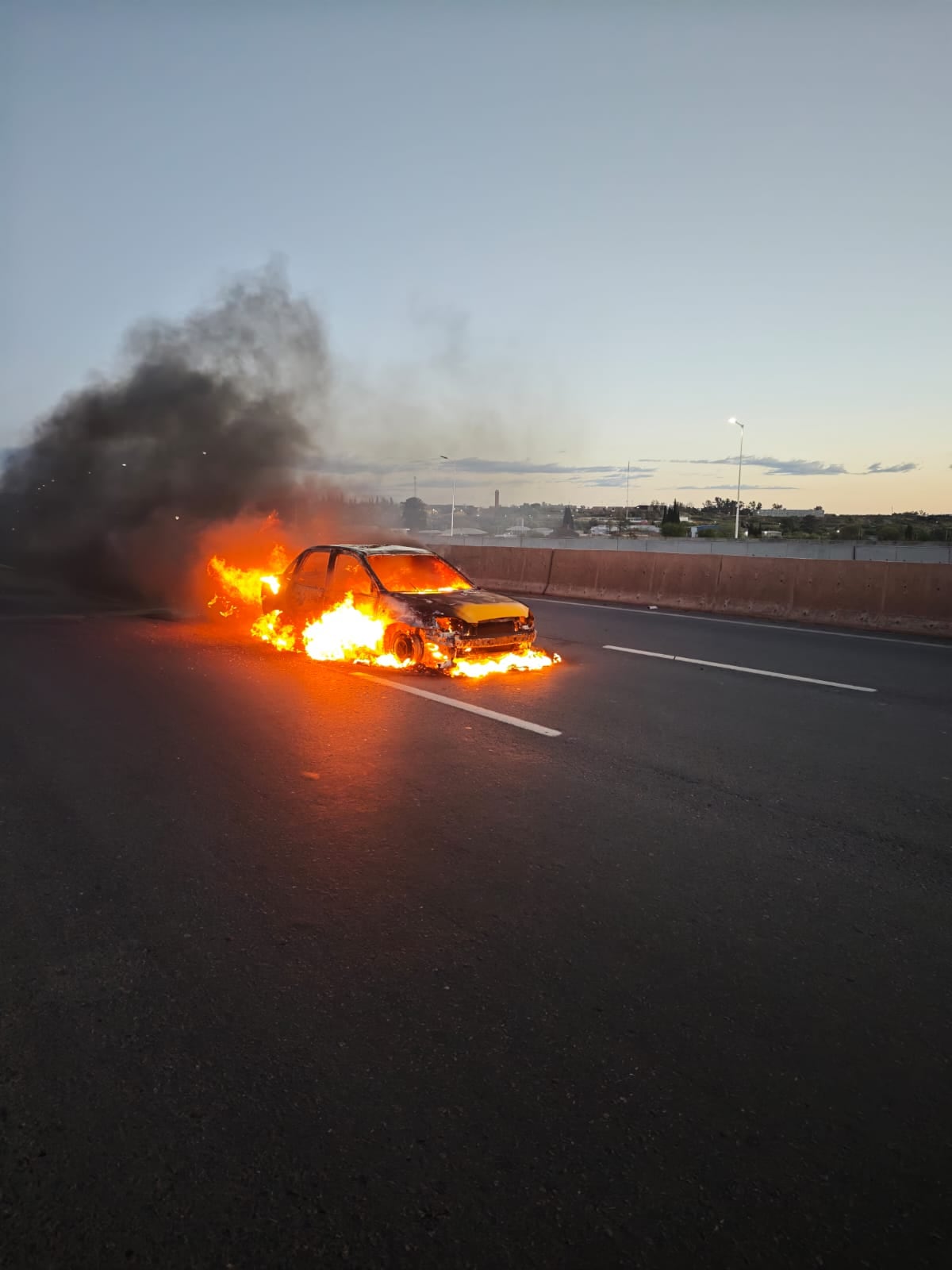 Ciudad de Córdoba. Se incendió un taxi en la Circunvalación. (Policía)