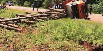 Un camión maderero volcó en la Ruta Nacional 14, en San Vicente.