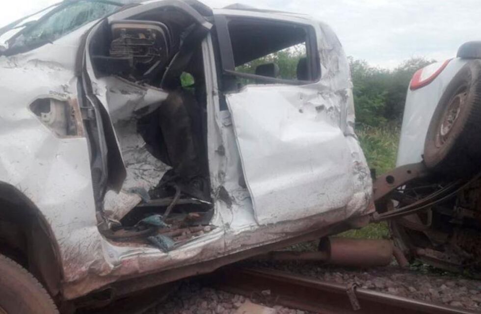 Tres chaqueños saltaron de su camioneta antes de ser aplastados por un tren y se salvaron de milagro