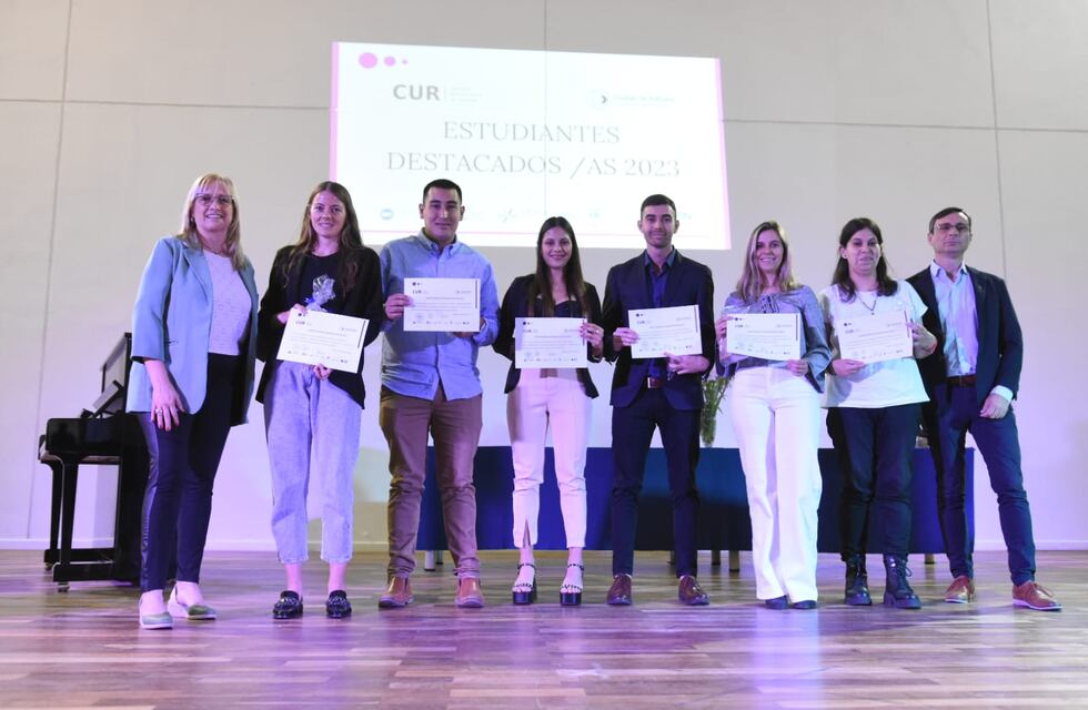 El Consejo Universitario reconoció a 64 estudiantes que se destacaron en 2023