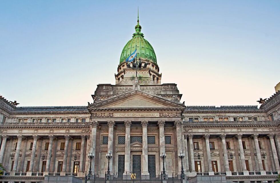 Empapelaron el Congreso con el quiebre del Gobierno como foco: “¡Déjense de joder!”
