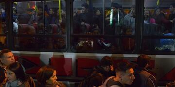 Noches. Después de 10 días sin transporte urbano de pasajeros nocturno, ayer la ciudad de Córdoba volvió a contar con el servicio. (Pedro Castillo)