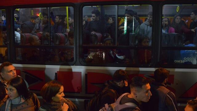 Noches. Después de 10 días sin transporte urbano de pasajeros nocturno, ayer la ciudad de Córdoba volvió a contar con el servicio. (Pedro Castillo)