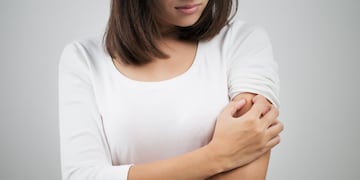 En las mujeres, los infartos suelen manifestarse con síntomas más sutiles como fatiga, mareos o dolor en la mandíbula.