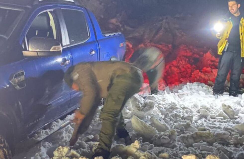 Rescate de una familia en la nieve: 8 adultos y dos menores estuvieron extraviados en un cerro de alta montaña