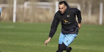 El marcador central Wilfredo Olivera, con una molestia muscular no terminó el táctico de hoy. Se espera llegue al martes. (Prensa Belgrano)
