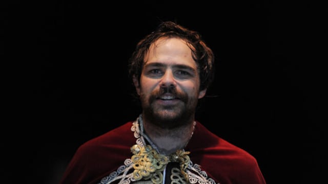 El Emperador Gynt es una obra basada en El Peer Gynt de Henrik Ibsen y encarnada por un solo actor, Peter Lanzani
