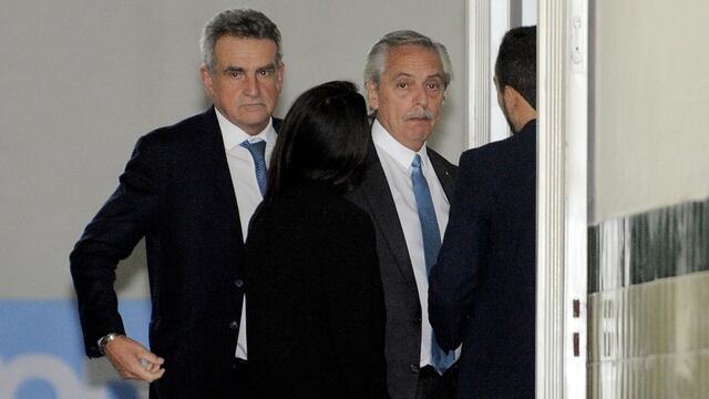 El presidente Alberto Fernández y el jefe de gabinete Agustín Rossi llegaron juntos a la mesa política del Frente de Todos. Foto: Clarín