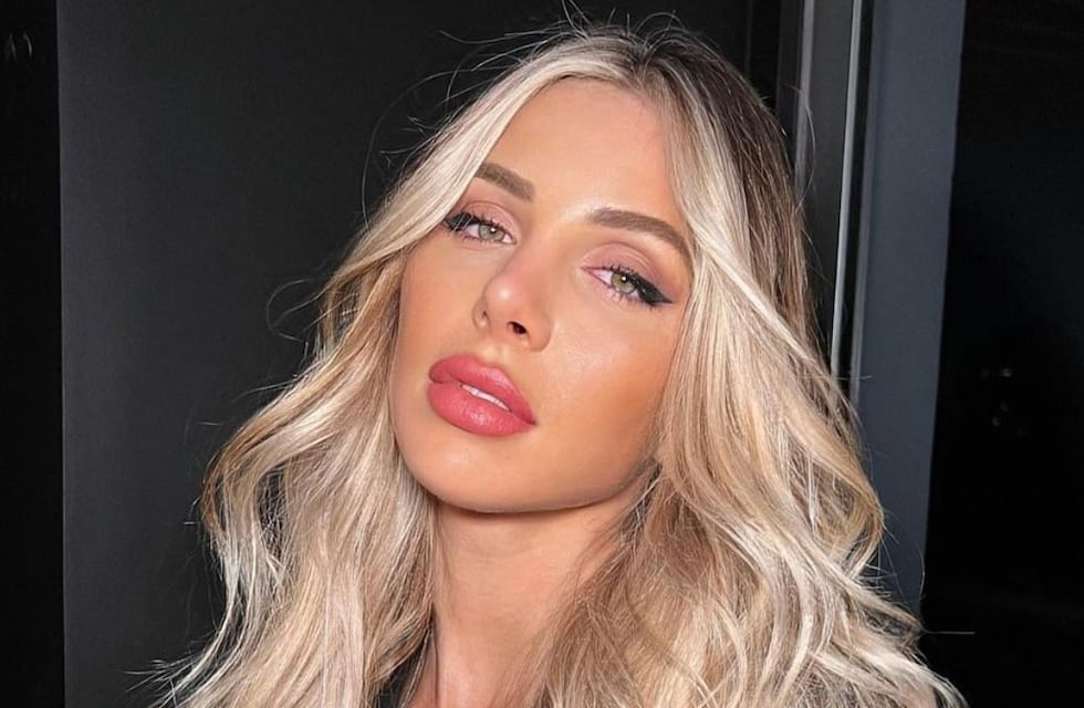 Romina Malaspina sorprendió con un arriesgado total black, con transparencias y botas “cowboy”