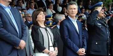 Patricia Bullrich y Mauricio Macri, investigados por la Justicia a raíz del presunto envío de armamento antidisturbios a Bolivia.