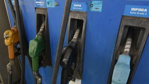 Una estación de servicios de Córdoba bajó el precio de la nafta y lo ubicó por debajo de los $900. Foto: Los Andes
