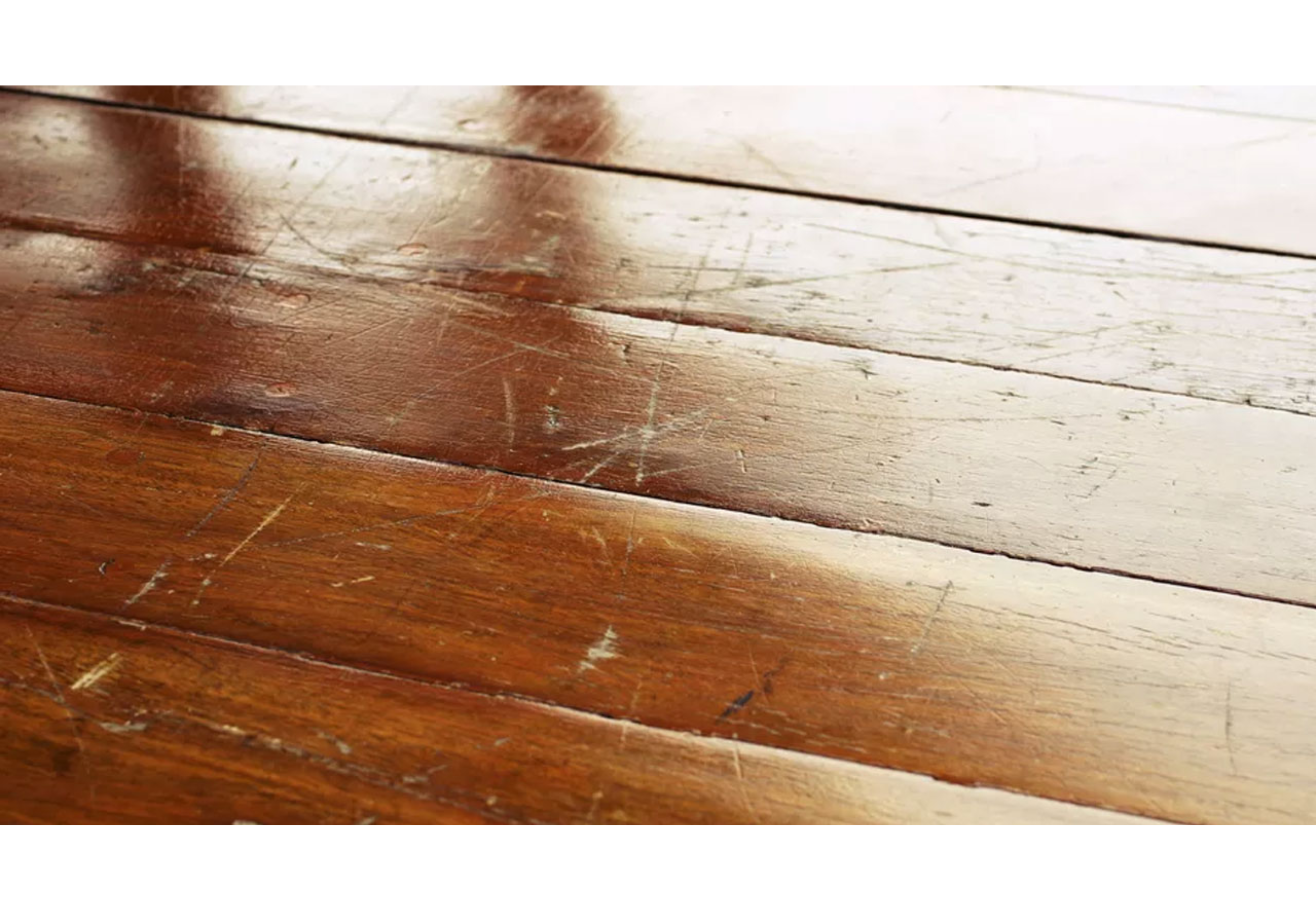 Piso de madera rayado.