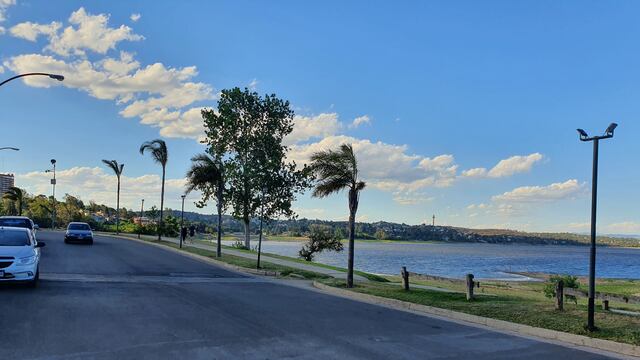 Costanera de Carlos Paz, una de las primeras tardes de este verano 2020. (Foto: VíaCarlosPaz).