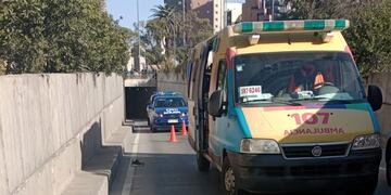 Escapaba tras cometer un robo y lo arrolló un colectivo (Policía).