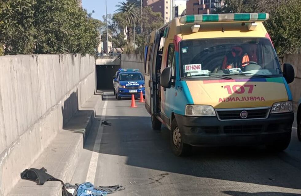 Escapaba de un robo, saltó al túnel de Plaza España y fue embestido por un colectivo
