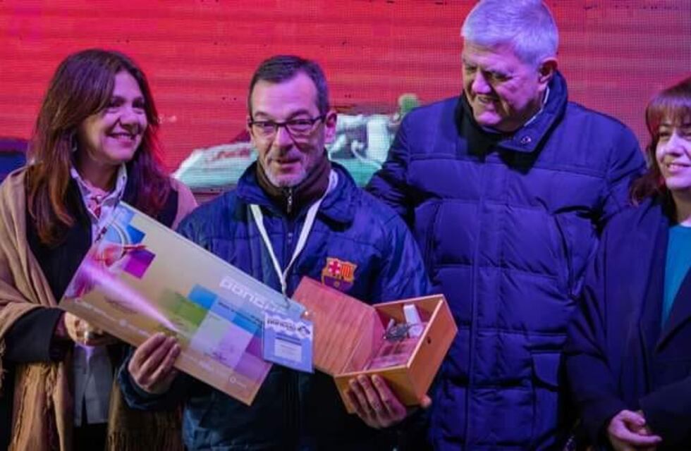 El artesano de Arroyito, Néstor Lázaro, recibió el Primer Premio en Madera en el Festival del Poncho