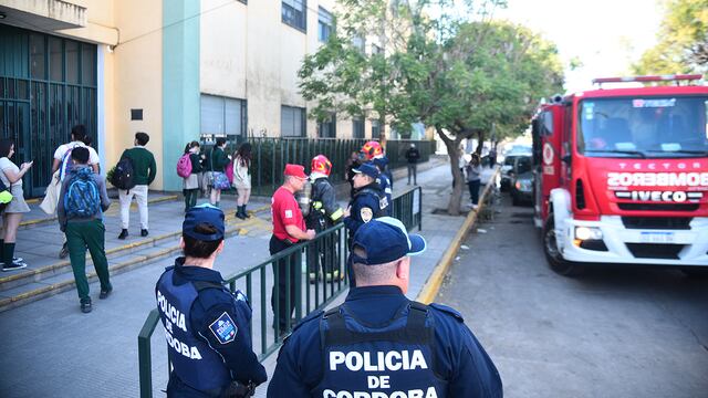 Tres estudiantes resultaron quemados al fallar un experimento en una clase de química en el colegio Cristo Rey.