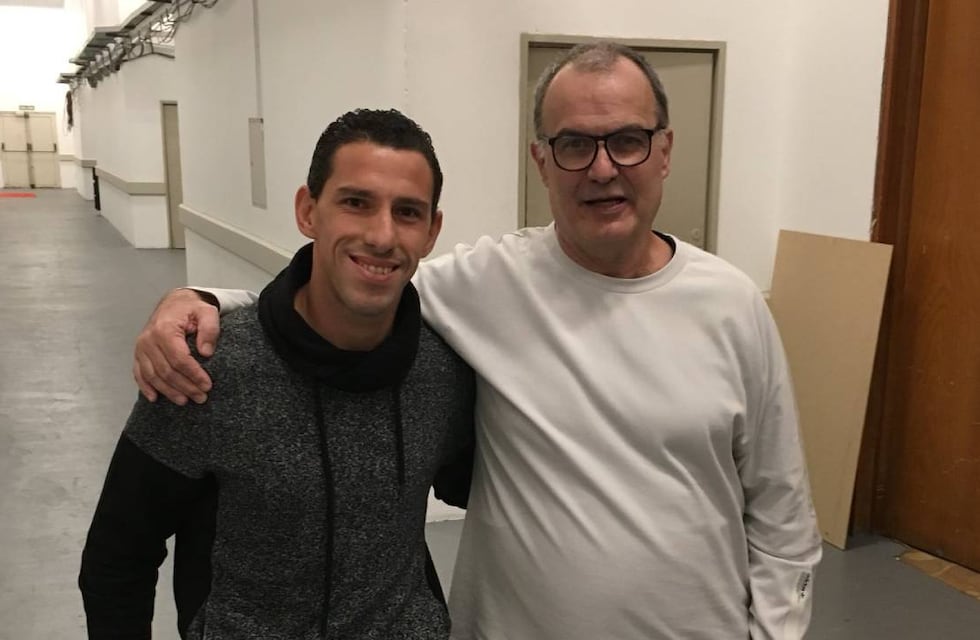 Pasión por Newell’s: Maxi Rodríguez visitó el mural de Marcelo Bielsa en Leeds