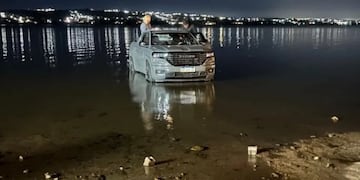 Una camioneta quedó empantanada en el lago San Roque y generó curiosidad entre los transeúntes. Foto: EL DIARIO DE CP