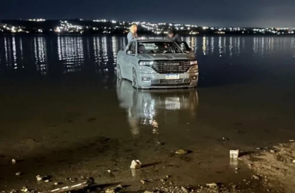 Una camioneta quedó empantanada en el lago San Roque y generó curiosidad entre los transeúntes