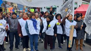 Integrantes de la comisión directiva de la ADEP, encabezando la columna de docentes de nivel primario en las manifestaciones por el centro de la ciudad.