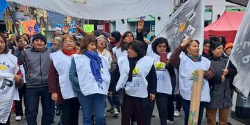 Integrantes de la comisión directiva de la ADEP, encabezando la columna de docentes de nivel primario en las manifestaciones por el centro de la ciudad.