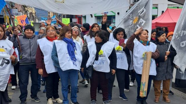 Integrantes de la comisión directiva de la ADEP, encabezando la columna de docentes de nivel primario en las manifestaciones por el centro de la ciudad.