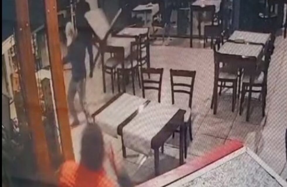 Alarmante video: se defendió a los sillazos de dos ladrones armados en Córdoba